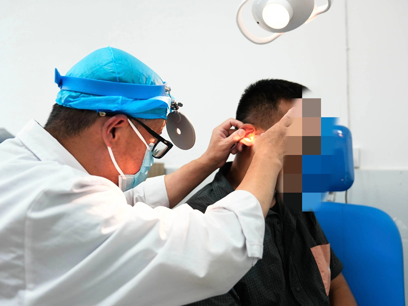 患者王先生接受耳鏡檢查。