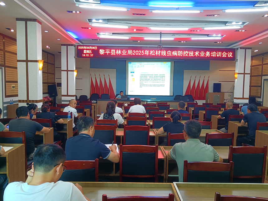 黎平縣森林植物病蟲害檢疫防治站負責人朱守祥培訓作病蟲害防治培訓。