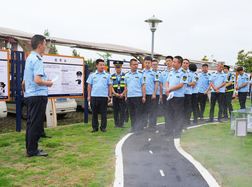 在安全教育實訓基地開展研學活動。