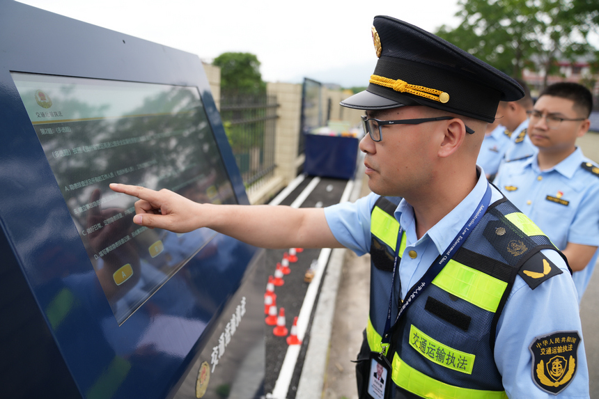 使用智能答題機開展安全測評。