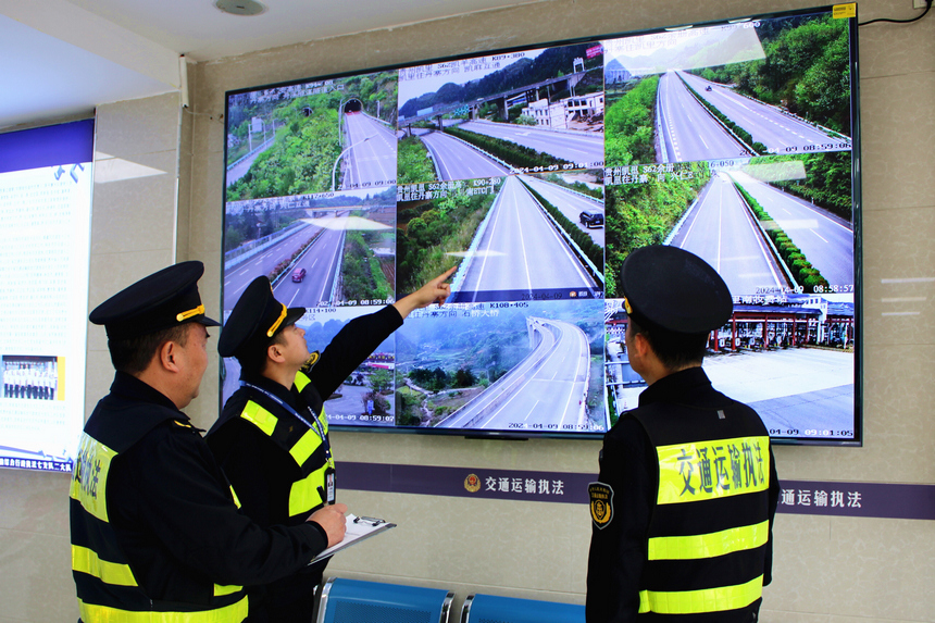 執法人員對重點路段開展網絡巡查。