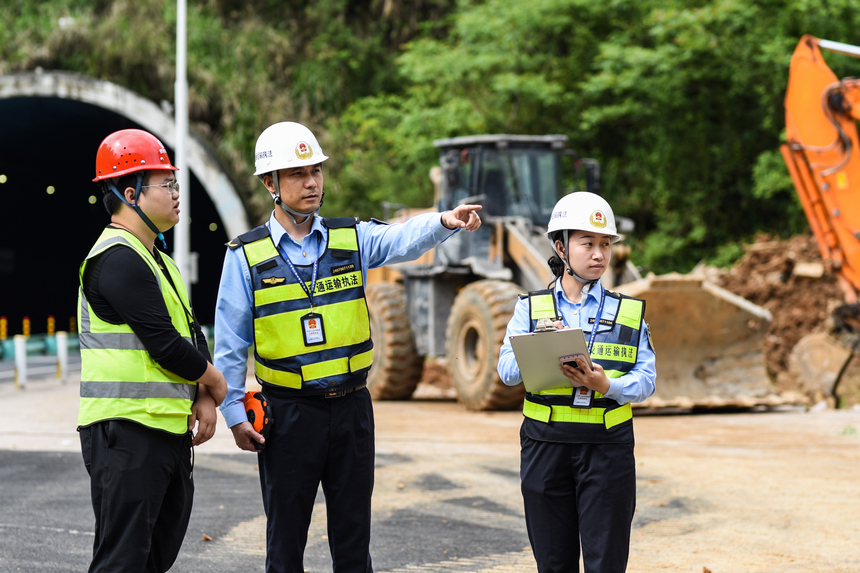 對涉路施工路段進行監管。