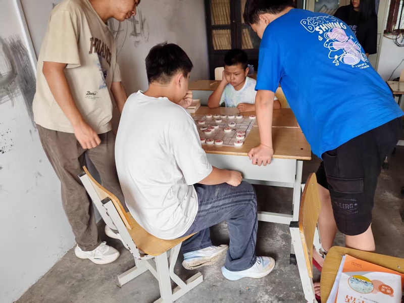 開展下象棋活動。