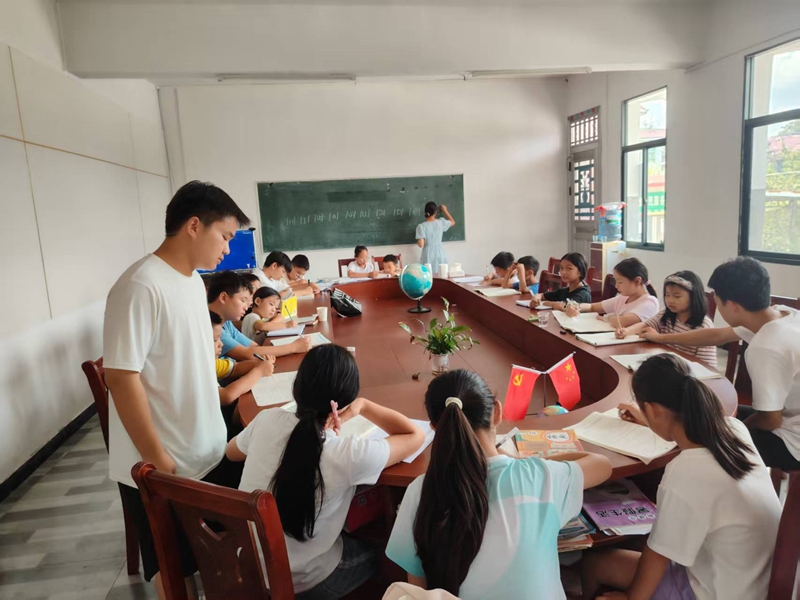 志愿者為學生指導課業。