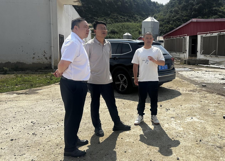 工行畢節赫章支行客戶經理走訪企業。