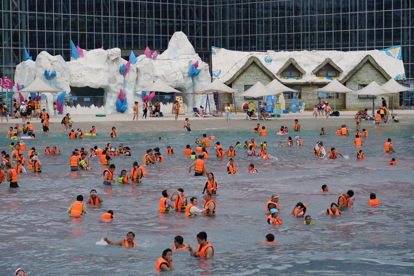 游客正在巨型海嘯池內玩耍。