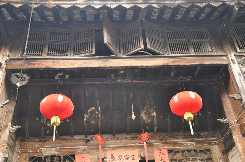 美輪美奐的燕窩斗拱、罩壁、檐口、窗欞。歐陽克儉攝