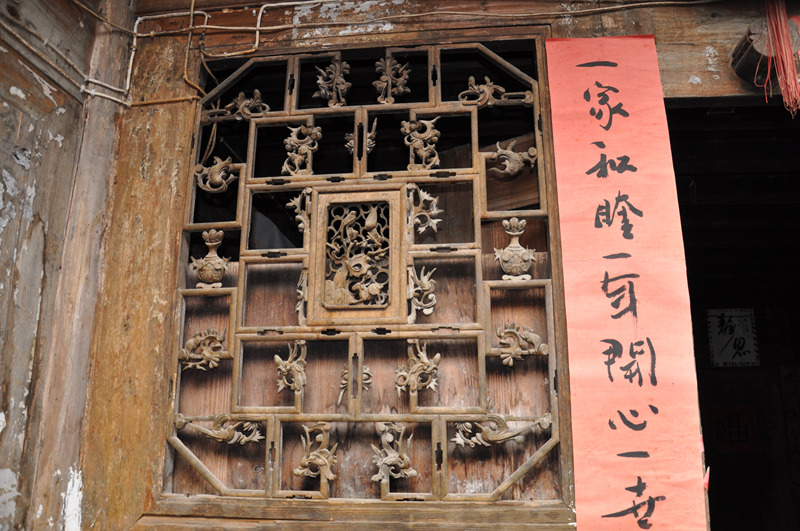 大門兩側梓木鏤花精雕神形兼備的窗欞。歐陽克儉攝