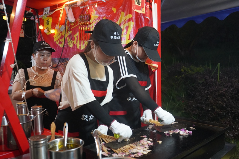 鐵板燒烤攤忙碌制作的青年老板。黃源匯攝