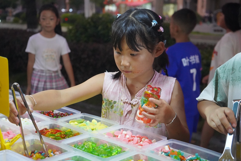 正在購買五彩糖果的小朋友。黃源匯攝