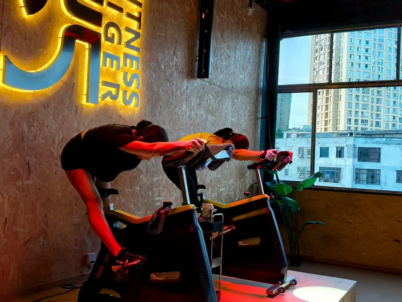 學員們正在騎動感單車。黃源匯攝