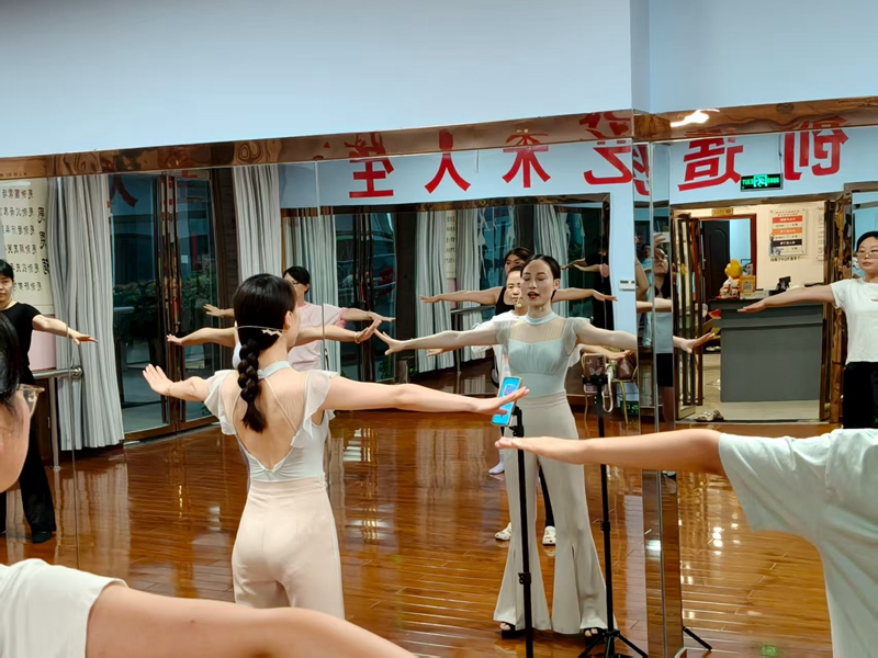 學員們正在上形體課。黃源匯攝