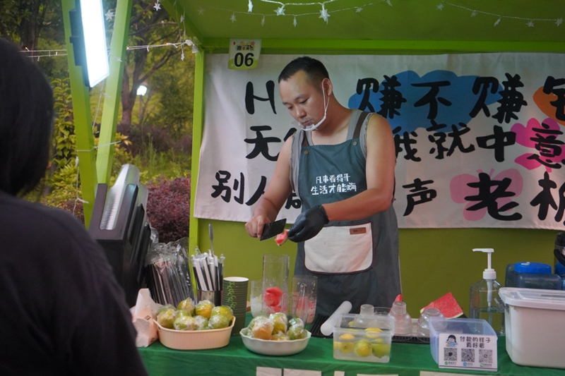 正在制作手工檸檬茶的攤位老板。黃源匯攝