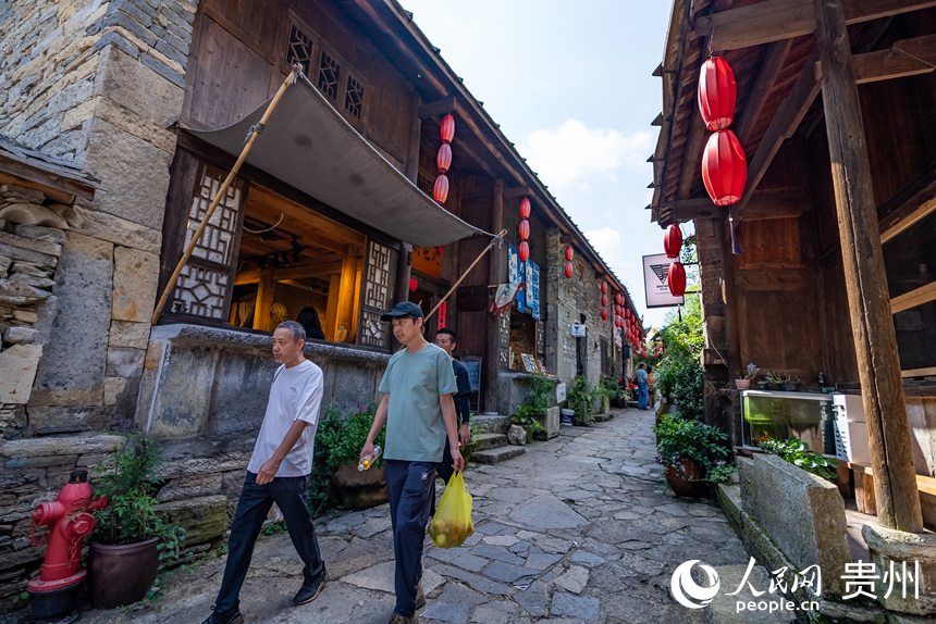 游客在屯堡內游覽。人民網記者 涂敏攝