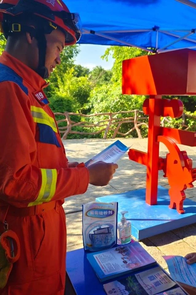 志愿服務者們在景區開展志愿服務。