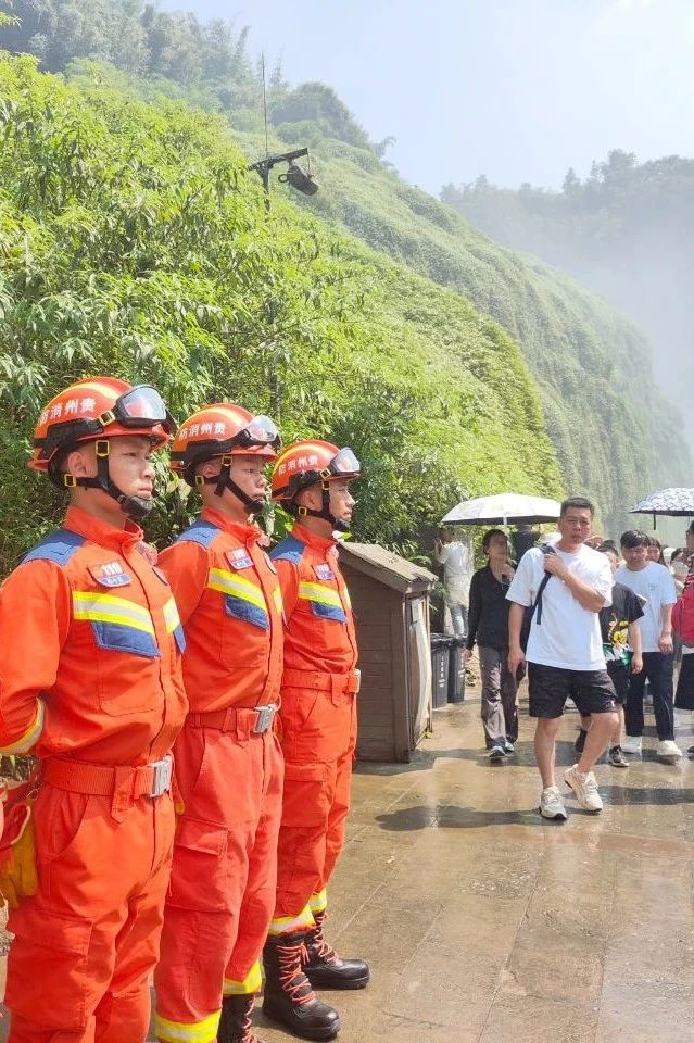 志愿服務者們在景區開展志愿服務。