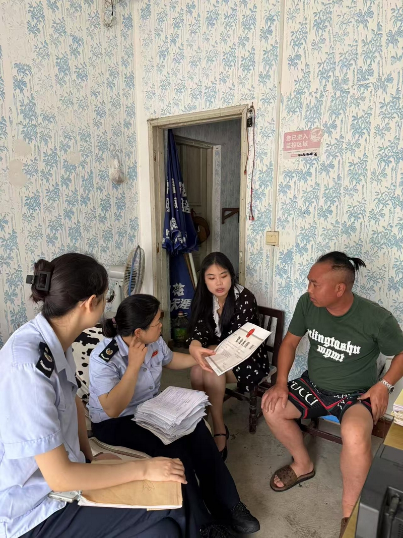 稅務人員走訪個體工商戶，了解其經營情況并開展稅務輔導.