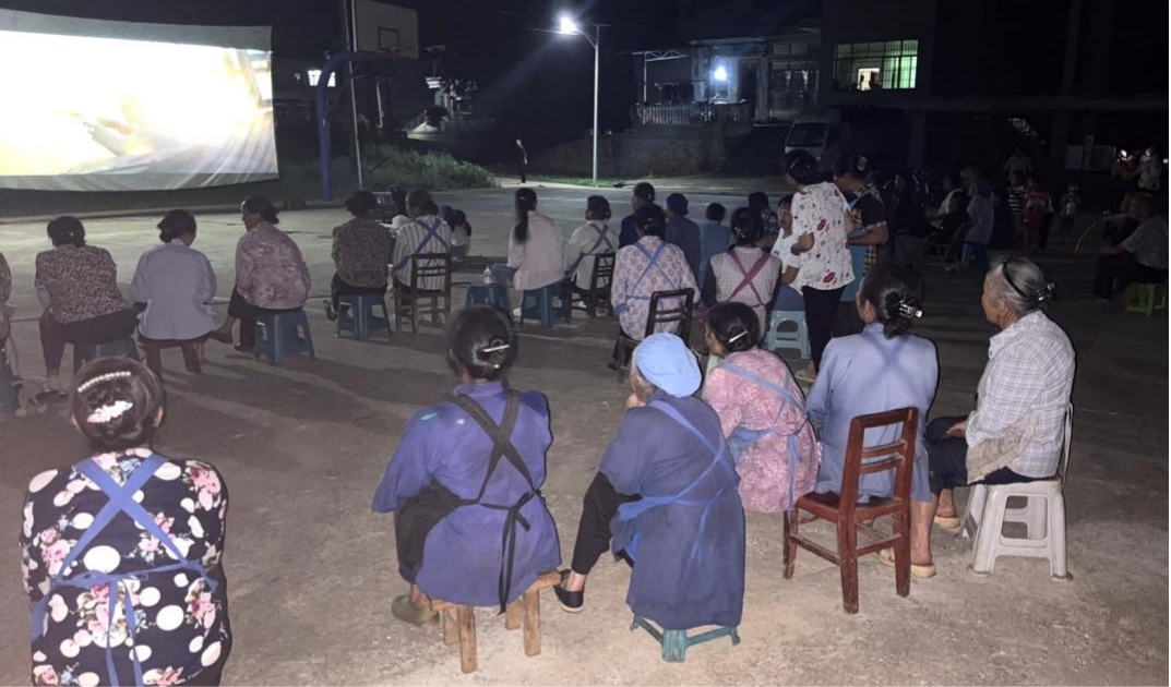 紫云自治縣貓營鎮格東村農村電影公益放映中。
