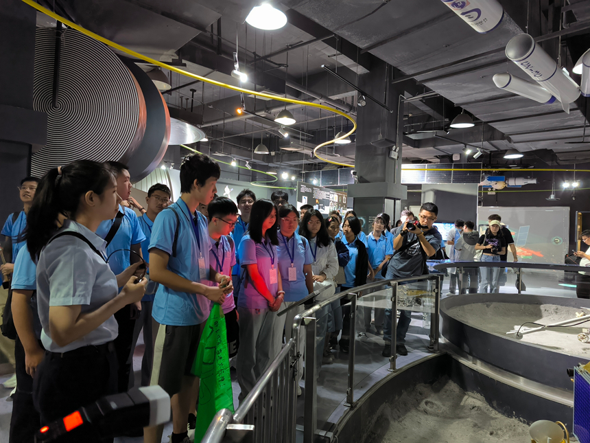 黔泰青少年參觀貴州科技館。實習生 張燕平攝