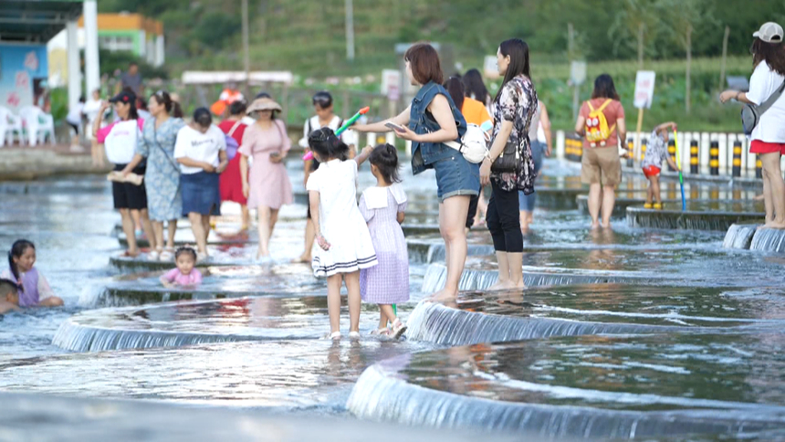 安順經開區“荷你鄉約”激活暑期旅游市場。