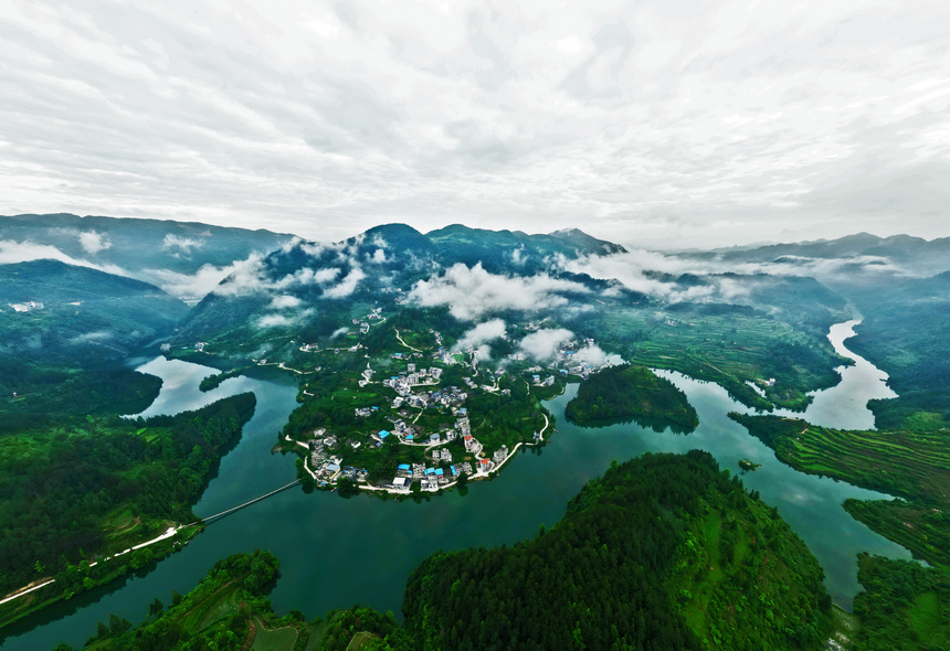 水庫上的村莊。方應龍攝