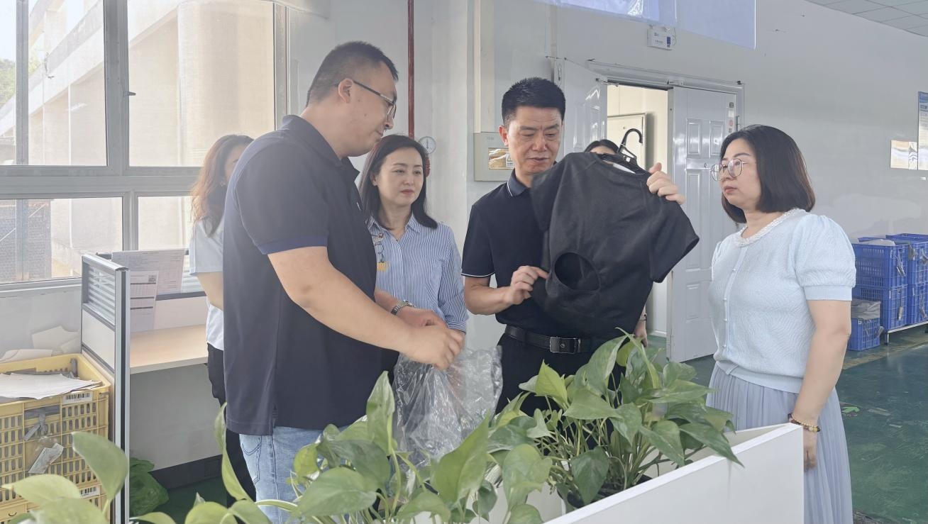 人民銀行黔東南州分行與工商銀行凱里分行聯合實地走訪企業。