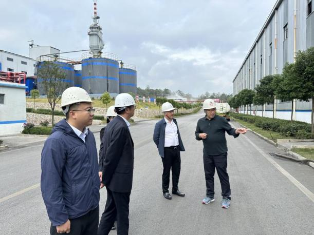 圖為工行興義分行深入某制造業企業開展調研，了解企業生產經營狀況。