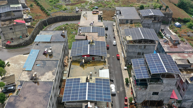 黔西南布依族苗族自治州晴隆縣雞場鎮楊家坪社區屋頂光伏一角。