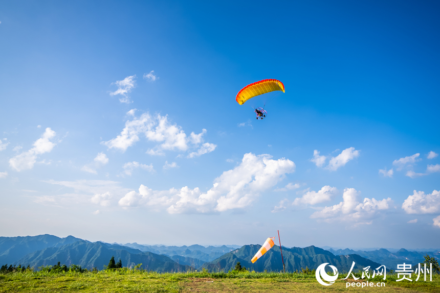 游客在野玉海飛行營地乘動力滑翔傘體驗云端觀景。人民網記者 涂敏攝