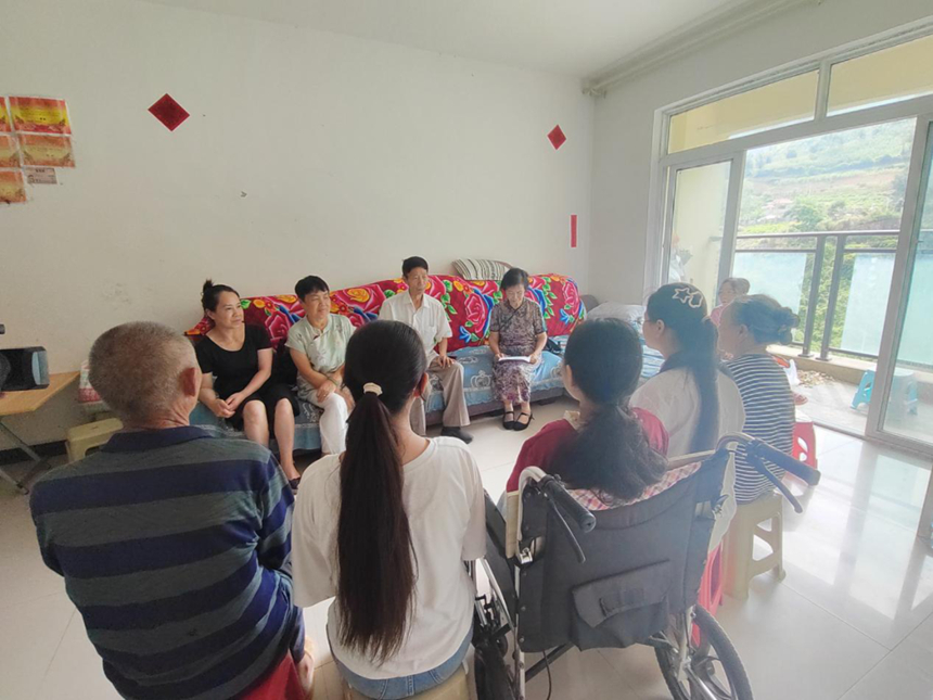 為張佳佳送助學金。