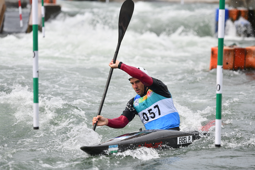 運動員在參加亞洲皮劃艇激流回旋錦標賽比賽。楊仁海攝