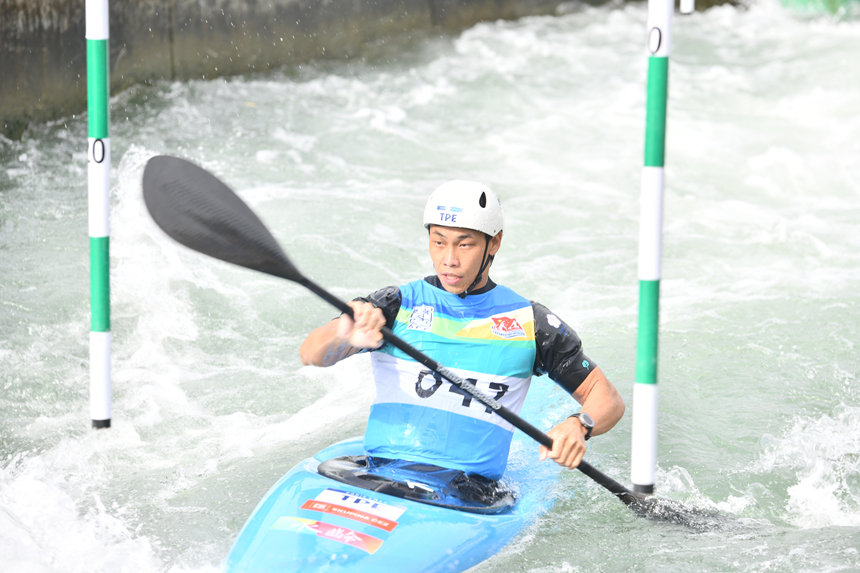 運動員在參加亞洲皮劃艇激流回旋錦標賽比賽。楊仁海攝