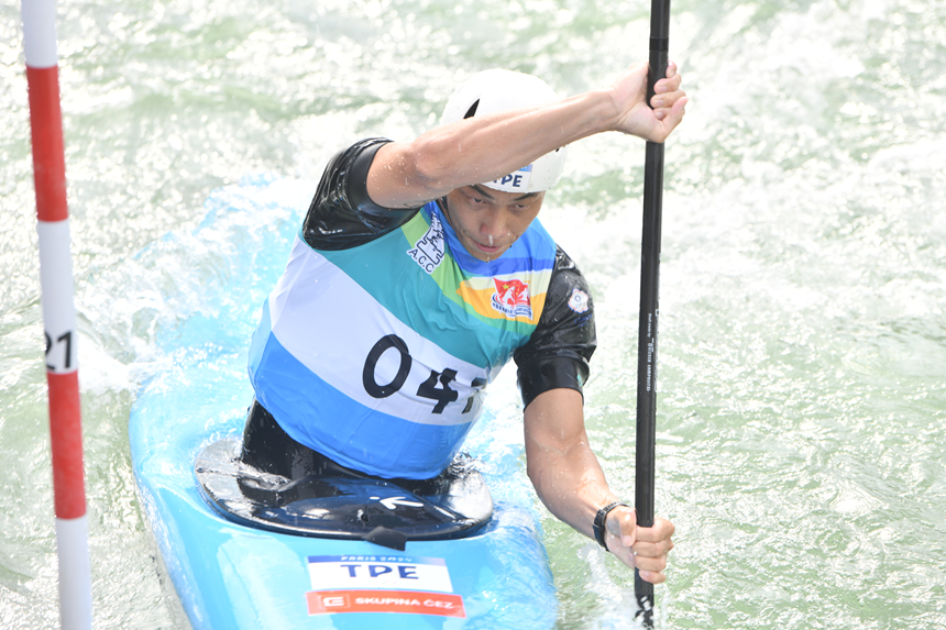 運動員在參加亞洲皮劃艇激流回旋錦標賽比賽。楊仁海攝