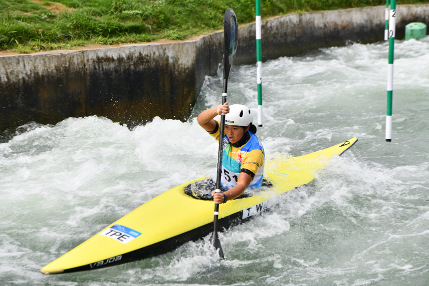 運動員在參加亞洲皮劃艇激流回旋錦標賽比賽。楊仁海攝