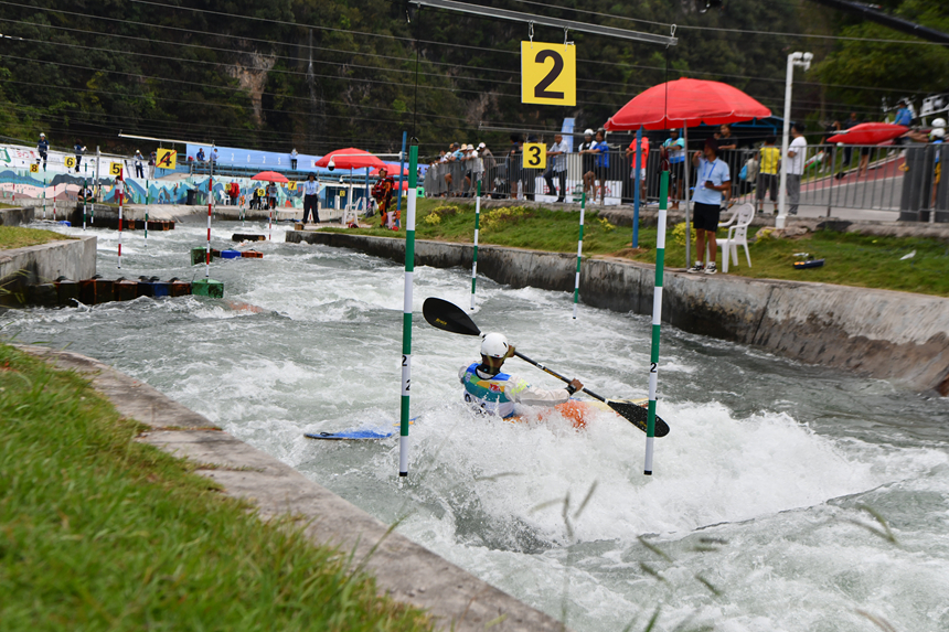 運動員在參加亞洲皮劃艇激流回旋錦標賽比賽。楊仁海攝