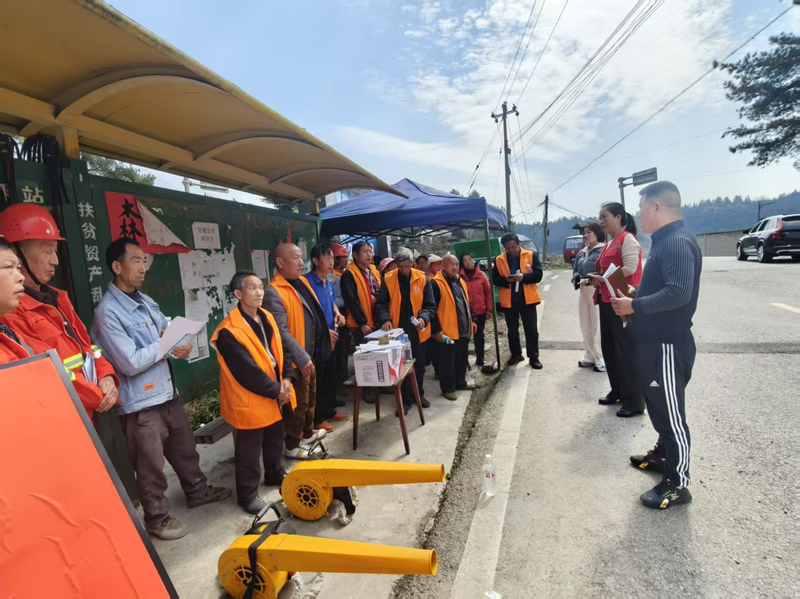 李書國和護林員一起值守森林防火卡點。