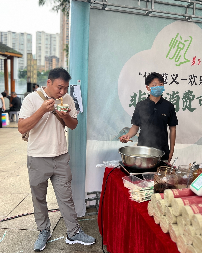 游客品嘗貴州土麥子面。江勇 攝.jpg