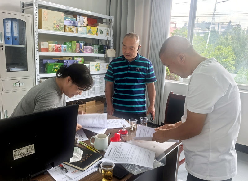 在極海果蔬公司簽合同。劉春 攝