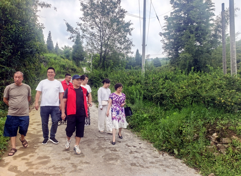 極海果蔬公司考察刺梨品質情況。劉春 攝）.jpg