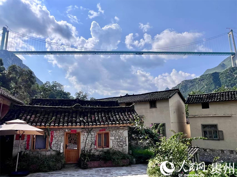 站在小花江村的民宿院子里，大橋雄姿可盡收眼底。人民網 陳潔泉攝