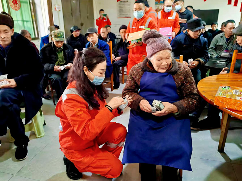 到敬老院開展志愿服務。