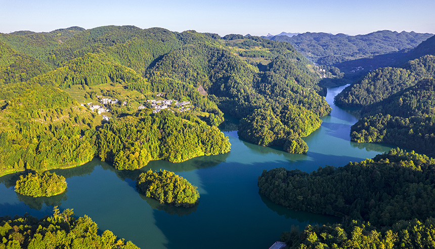 2025年8月14日航拍的貴州省畢節市百里杜鵑管理區境內的百里杜鵑湖。 