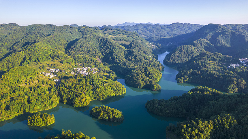 2025年8月14日航拍的貴州省畢節市百里杜鵑管理區境內的百里杜鵑湖。