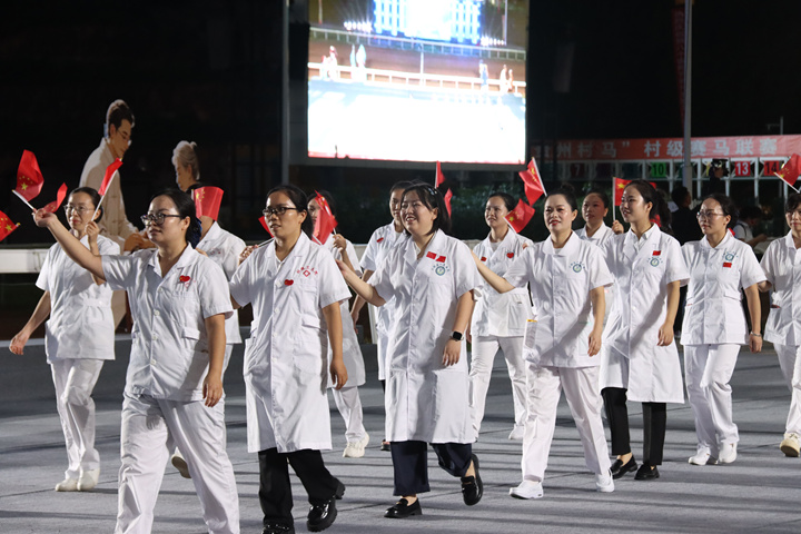 醫務工作者入場。