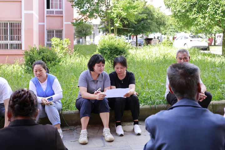 社區居民閱讀移風易俗宣傳單。唐國棟攝