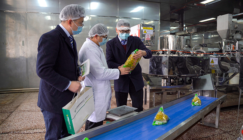 郵儲銀行客戶經理在調研辣椒加工產業。