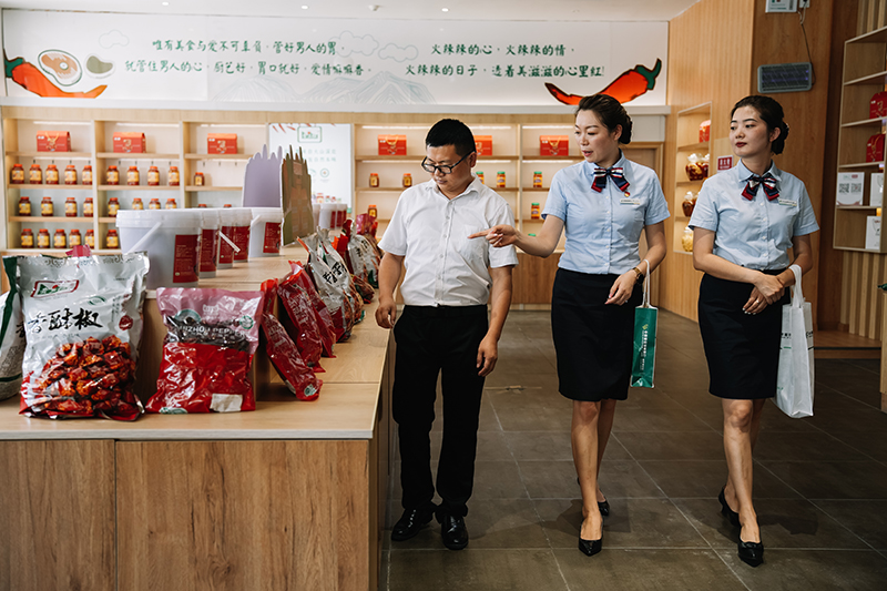 郵儲銀行工作人員走訪辣椒企業。