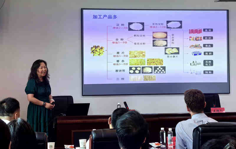 中國農業科學院蔬菜花卉研究所研究員、國家馬鈴薯產業技術體系首任首席科學家金黎平作主旨報告。
