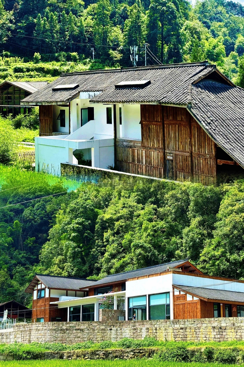 黔北民居的木質骨架與青瓦飛檐錯落交織，藏匿在梯田環抱與山水掩映間。.jpg