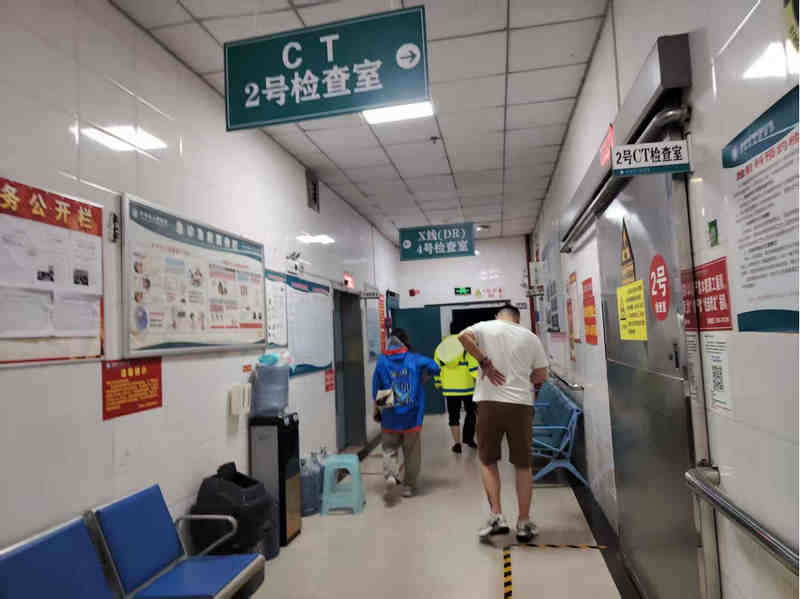 大隊執法人員護送傷者到醫院醫治。